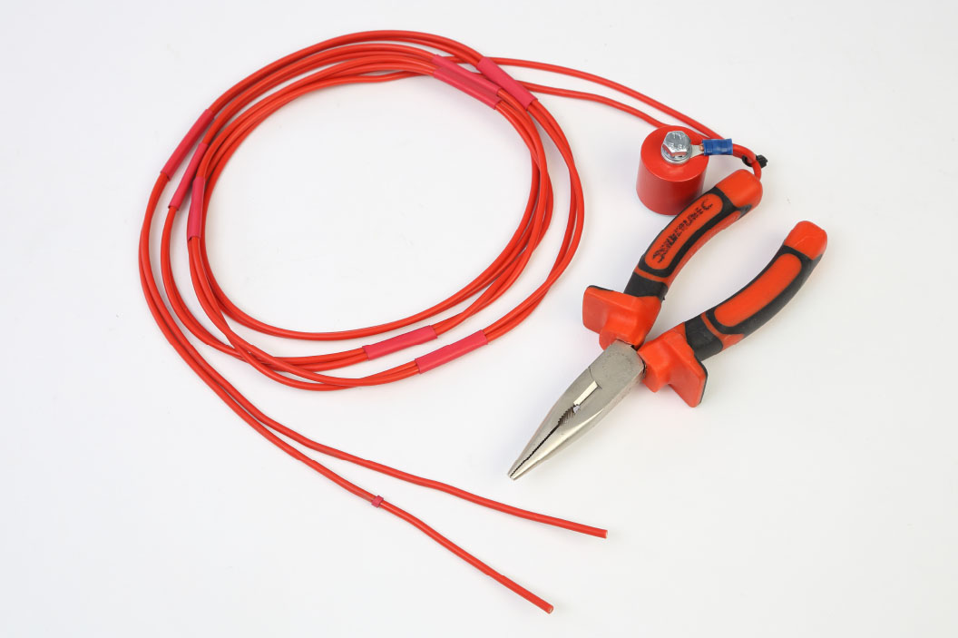 Pliers and magnet set for thermocouple attachment unit